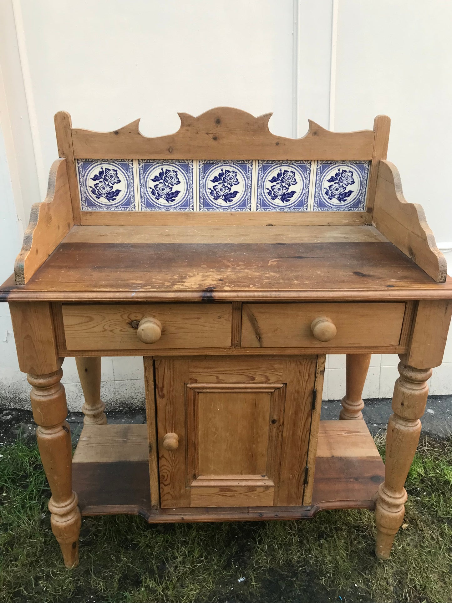 Beautiful pine antique wash stand with original blue and white tiles