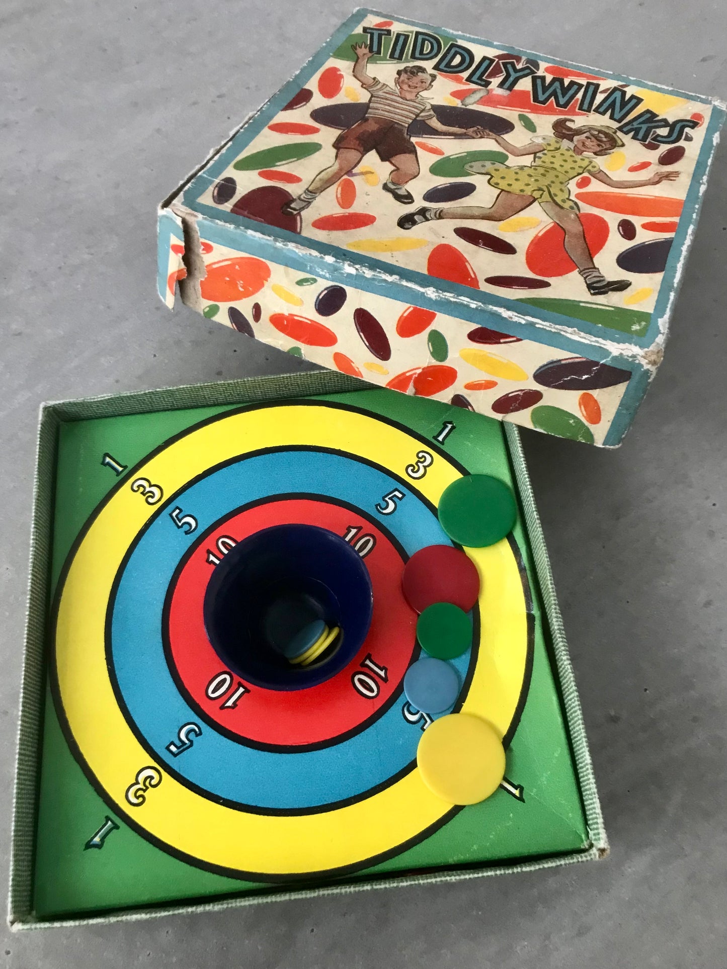 Vintage 1950's traditional tiddlywinks game