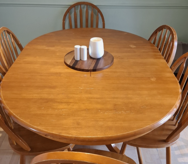 Pine Vintage round / oval extending pedestal 4-6 seater dining table - to have it restored and painted please contact me to discuss what you would like.