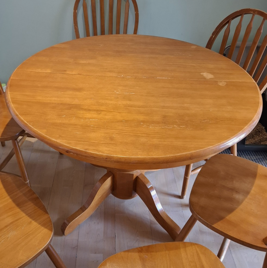Commission for Carol -  etsy Customer to pick upPine Vintage round / oval  extending pedestal 4-6 seater dining table  - to have it restored and painted please contact me to discuss what you would like.