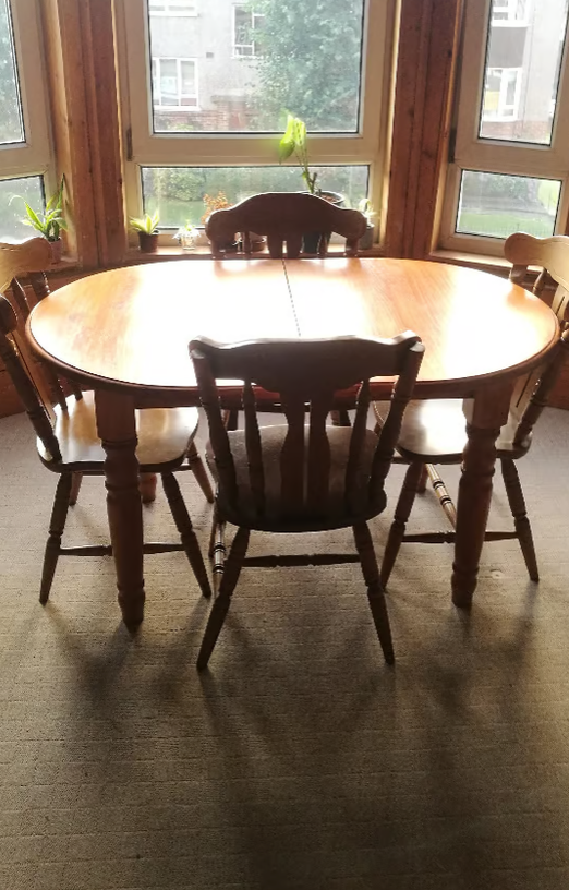 Vintage oval extending 4-6 seater pine dining table - to have it painted please contact me to discuss what you would like. (Copy)