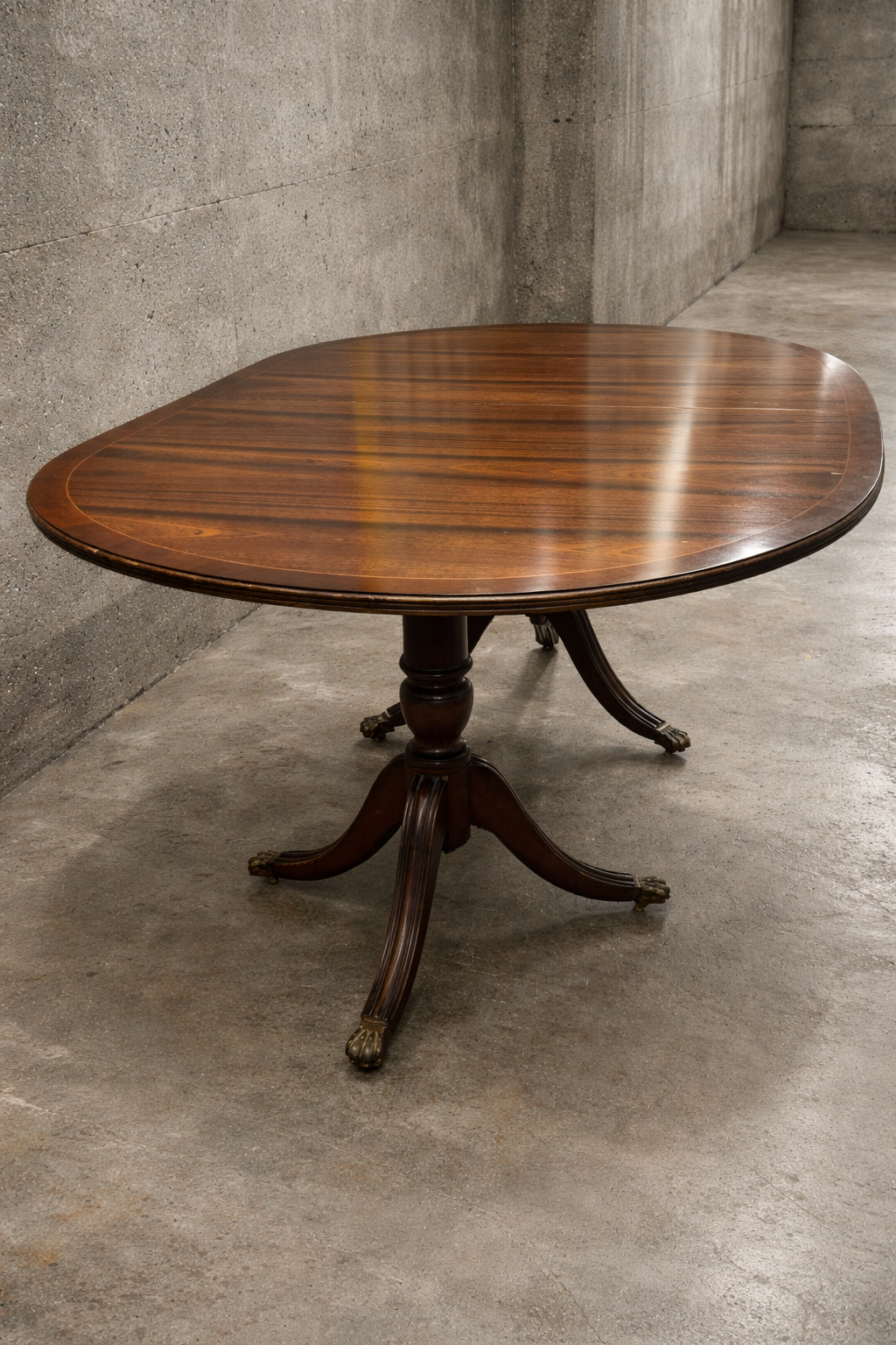 Vintage Oval extending pedestal dining table - to have it painted and refurbished please contact me to discuss what you would like.