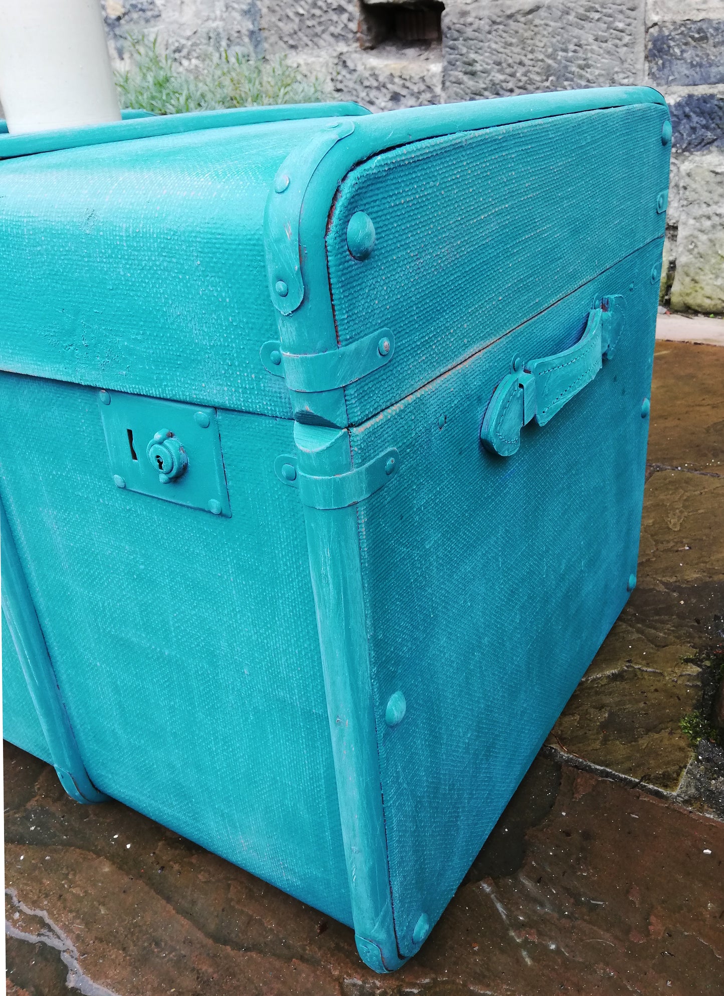 Beautiful vintage trunk coffee table painted in Miss mustard Seed Milk Paint