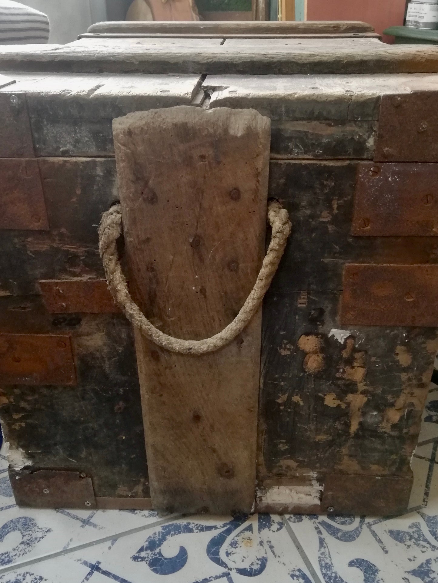 Vintage rustic wooden trunk / coffee table / chest