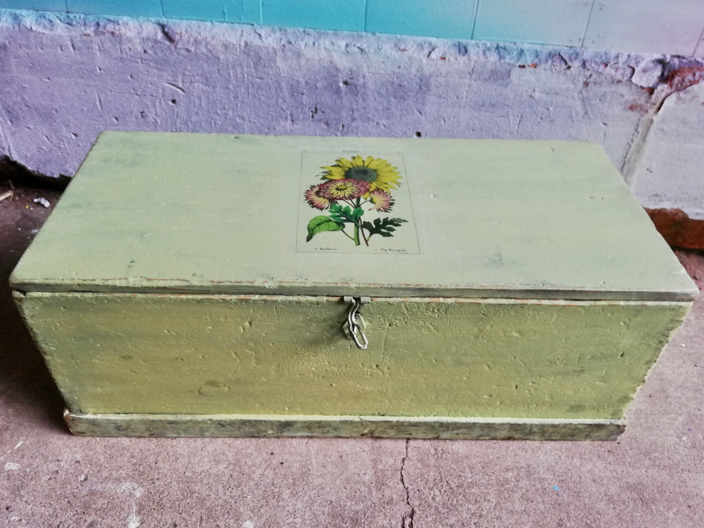 Vintage dinky wooden lidded box in green with vintage sunflowers