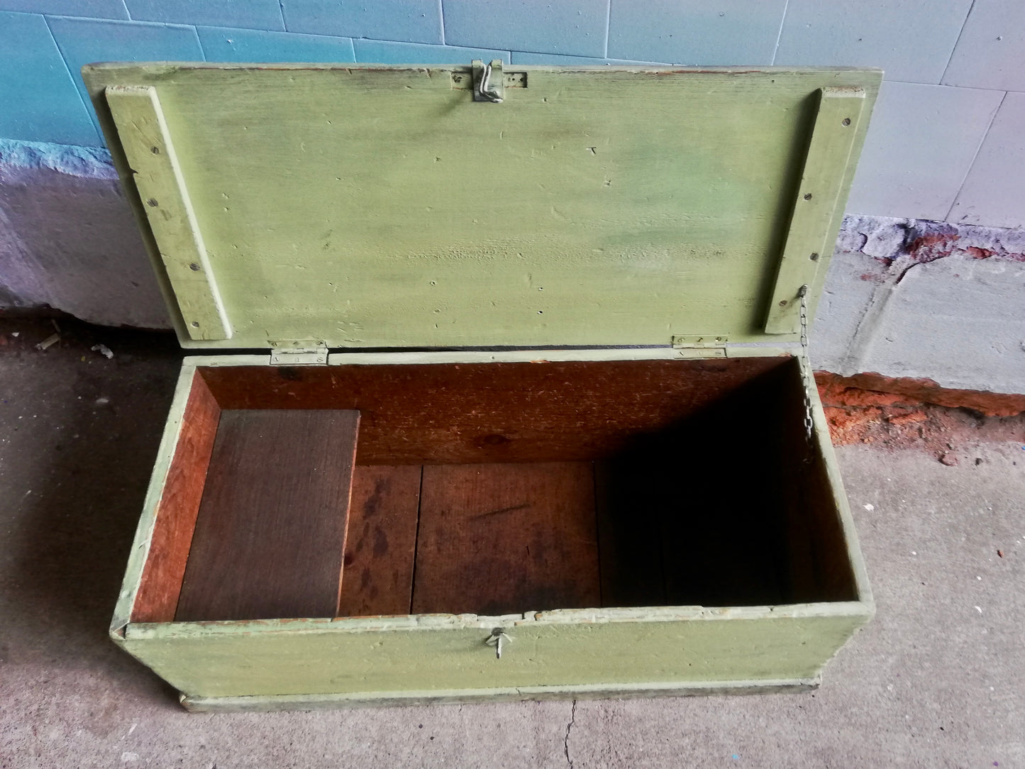 Vintage dinky wooden lidded box in green with vintage sunflowers