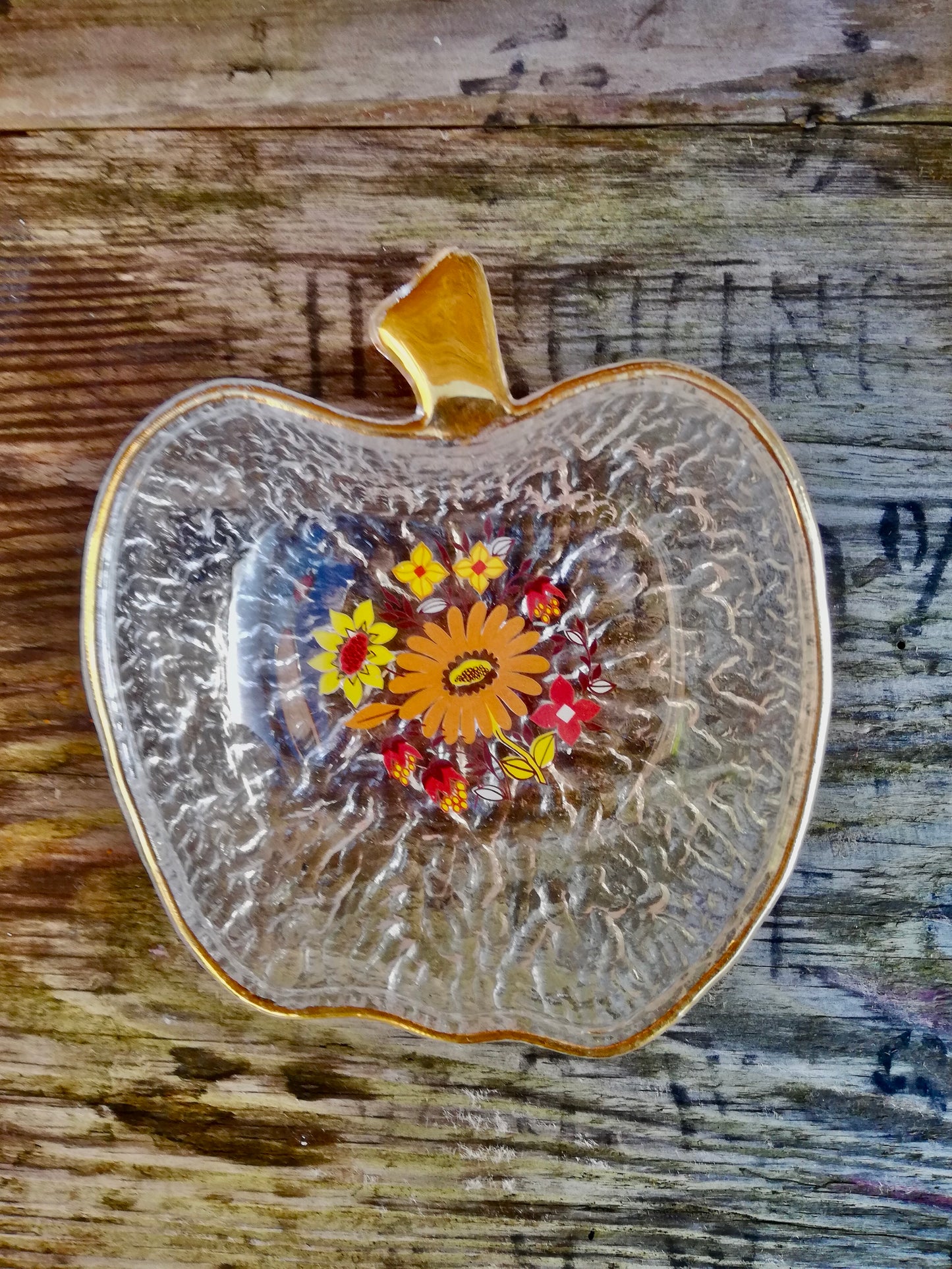 Kitsch retro apple dishes