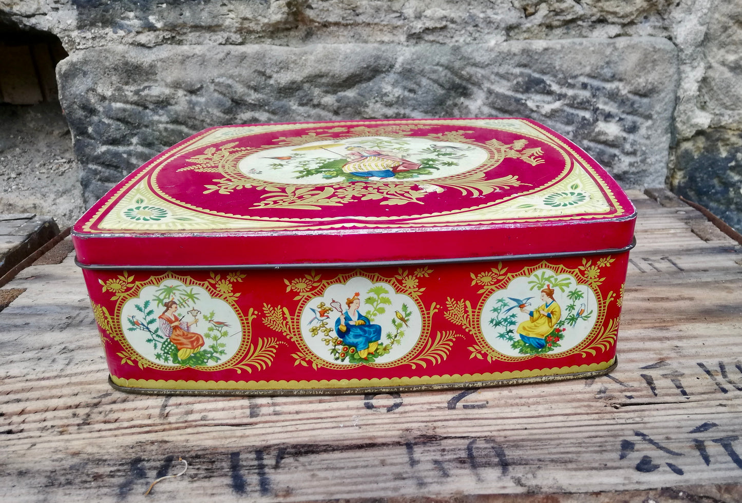 Vintage  metal tin