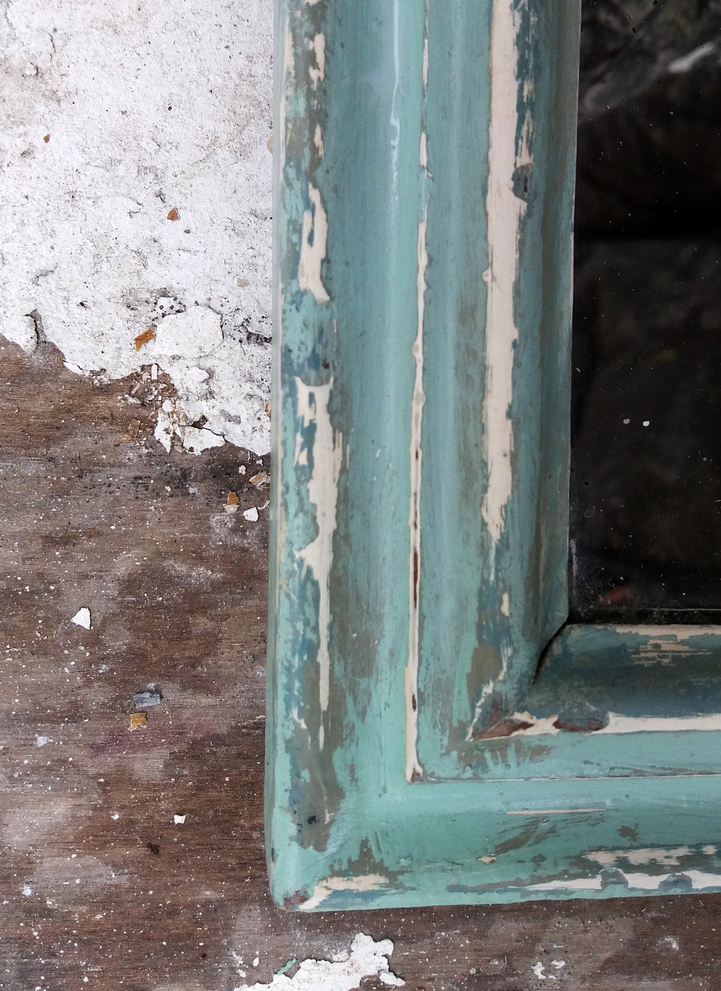 Vintage bathroom shaving mirror painted in layers of Fusion Mineral Paint