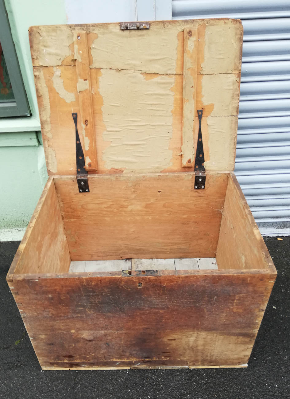 Vintage wooden trunk / coffee table / chest