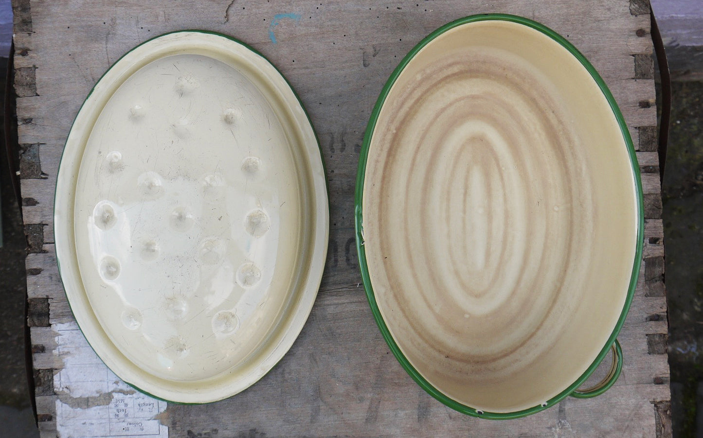 enamel vintage roasting tin in cream and green
