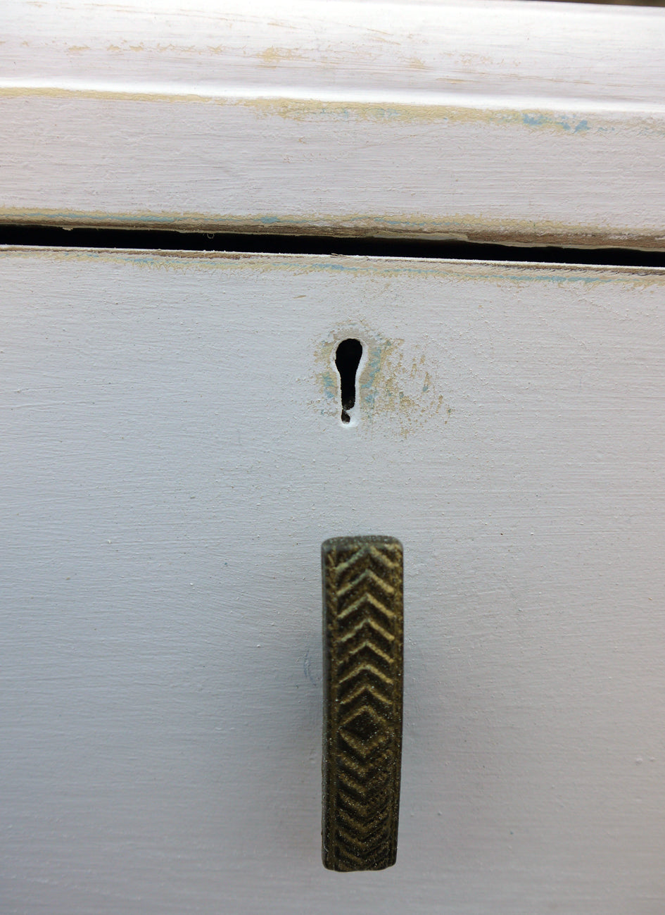 hand painted chest of drawers in fusion picket fence