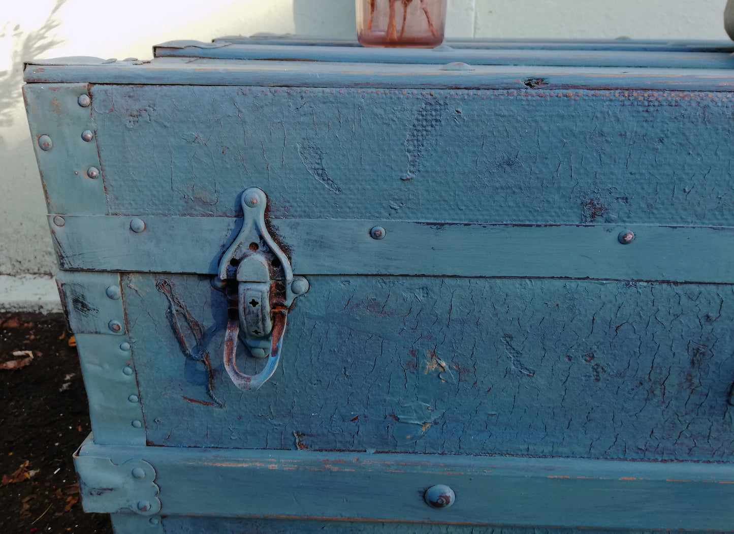 Beautiful vintage steamer trunk / coffee table painted in Miss mustard Seed Milk Paint