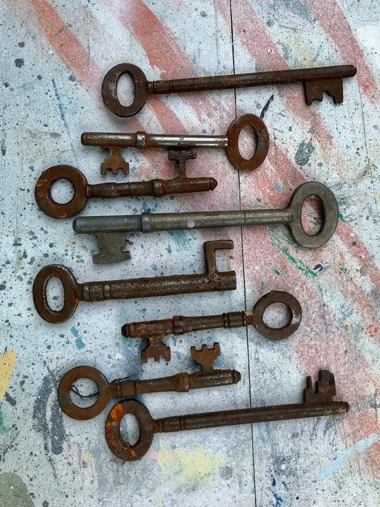 Job lot of 8 vintage keys