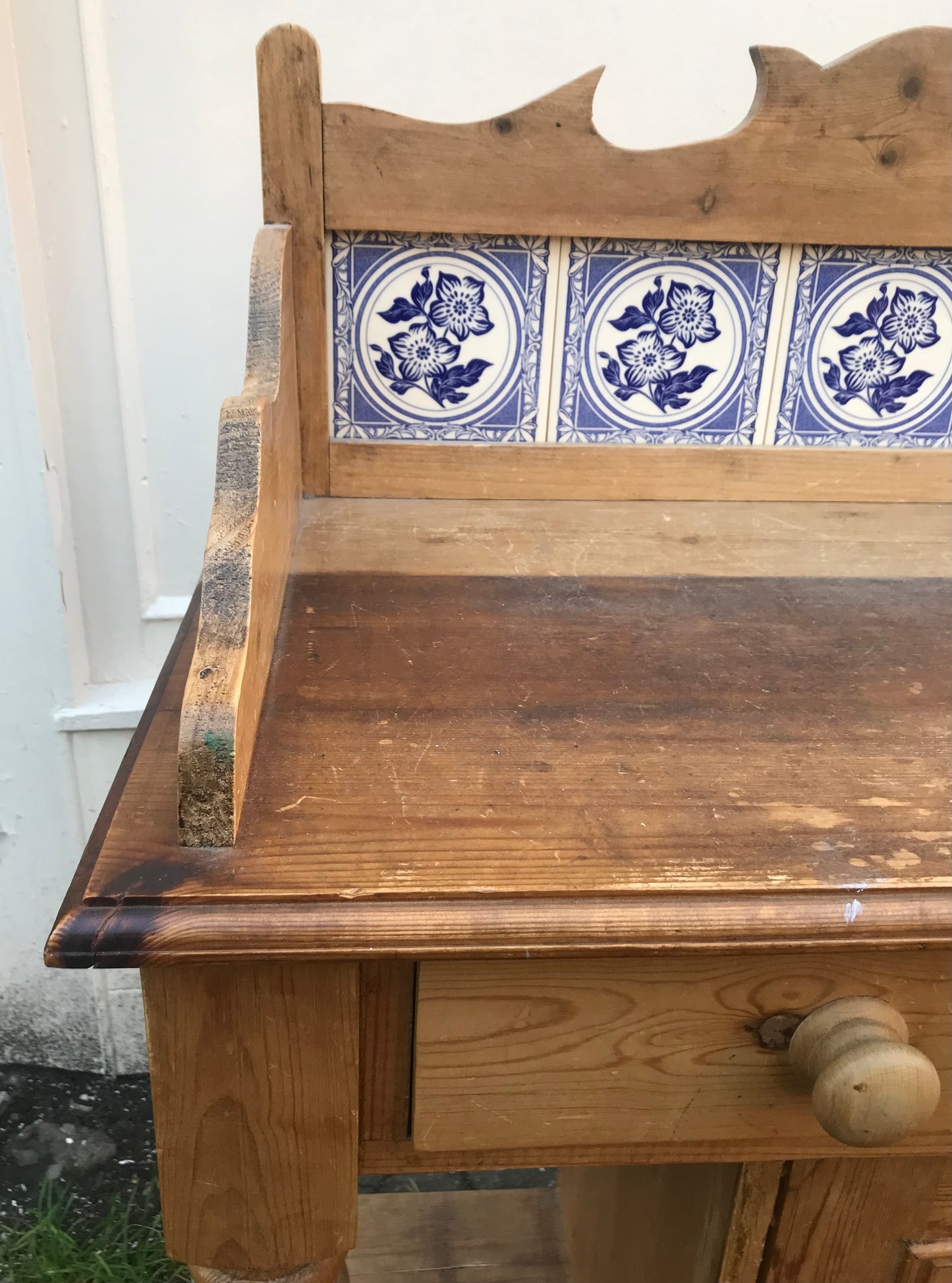 Beautiful pine antique wash stand with original blue and white tiles