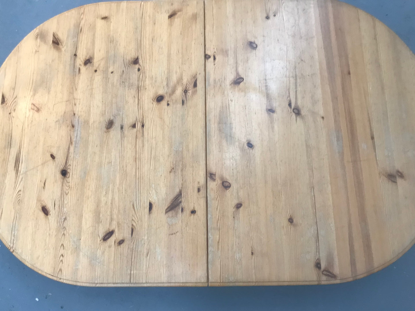 Pine Vintage Oval  extending 4-6 seater dining table  - to have it restored and painted please contact me to discuss what you would like.