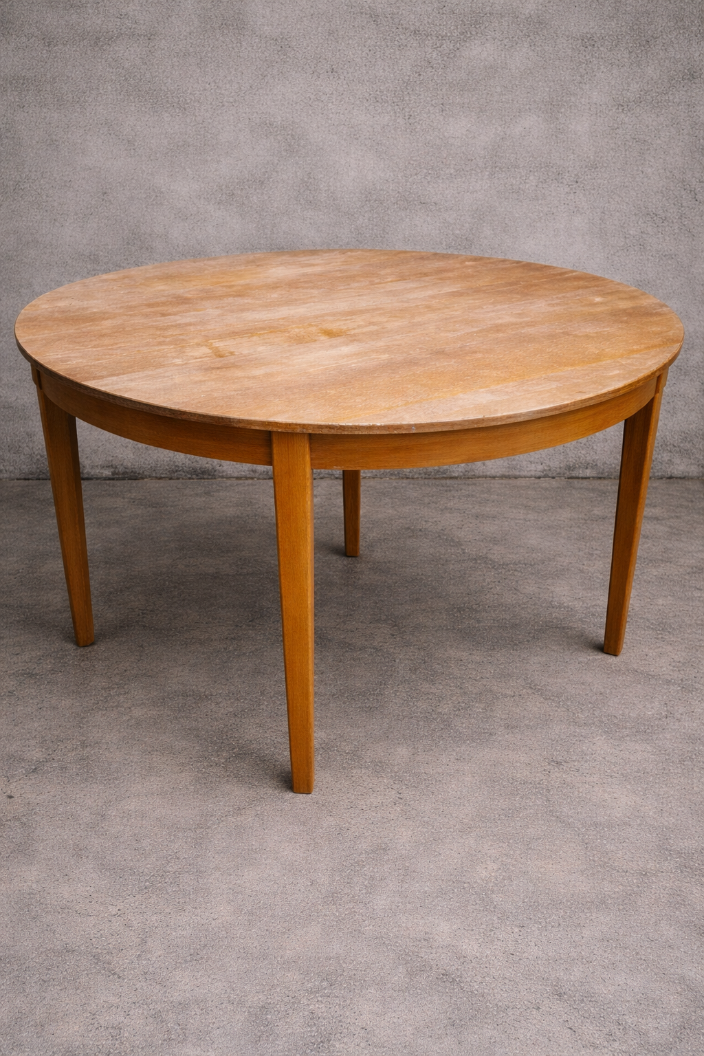 Round veneer dining table  - to have it painted please contact me to discuss what you would like.