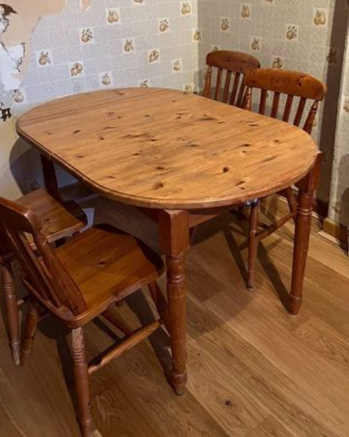 Pine Vintage Oval  extending 4-6 seater dining table  - to have it restored and painted please contact me to discuss what you would like.