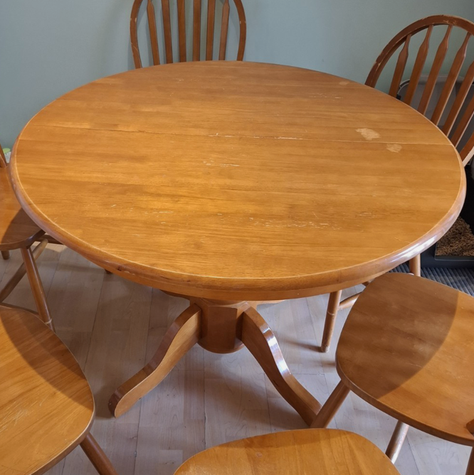Pine Vintage round / oval  extending pedestal 4-6 seater dining table  - to have it restored and painted please contact me to discuss what you would like.
