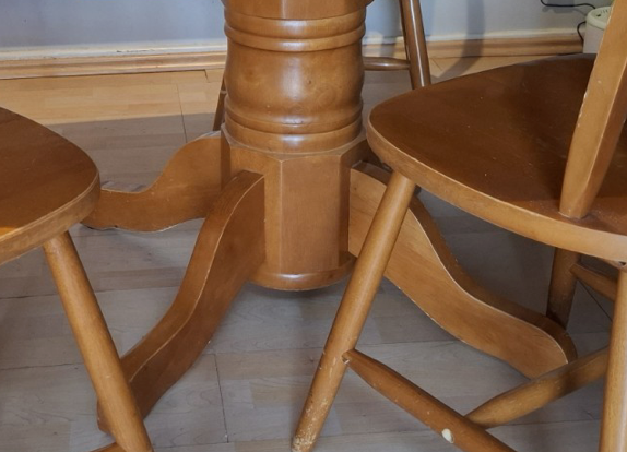 Pine Vintage round / oval  extending pedestal 4-6 seater dining table  - to have it restored and painted please contact me to discuss what you would like.