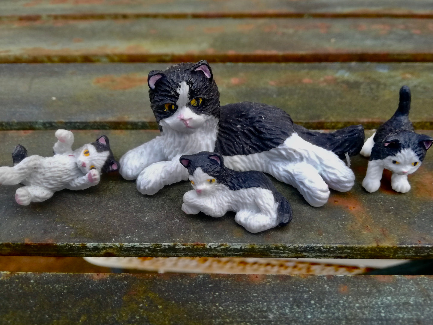 Dolls House vintage cat and kittens family