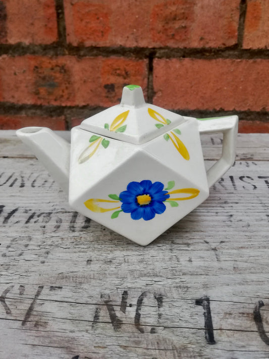 Lovely little vintage geometric 1930's teapot