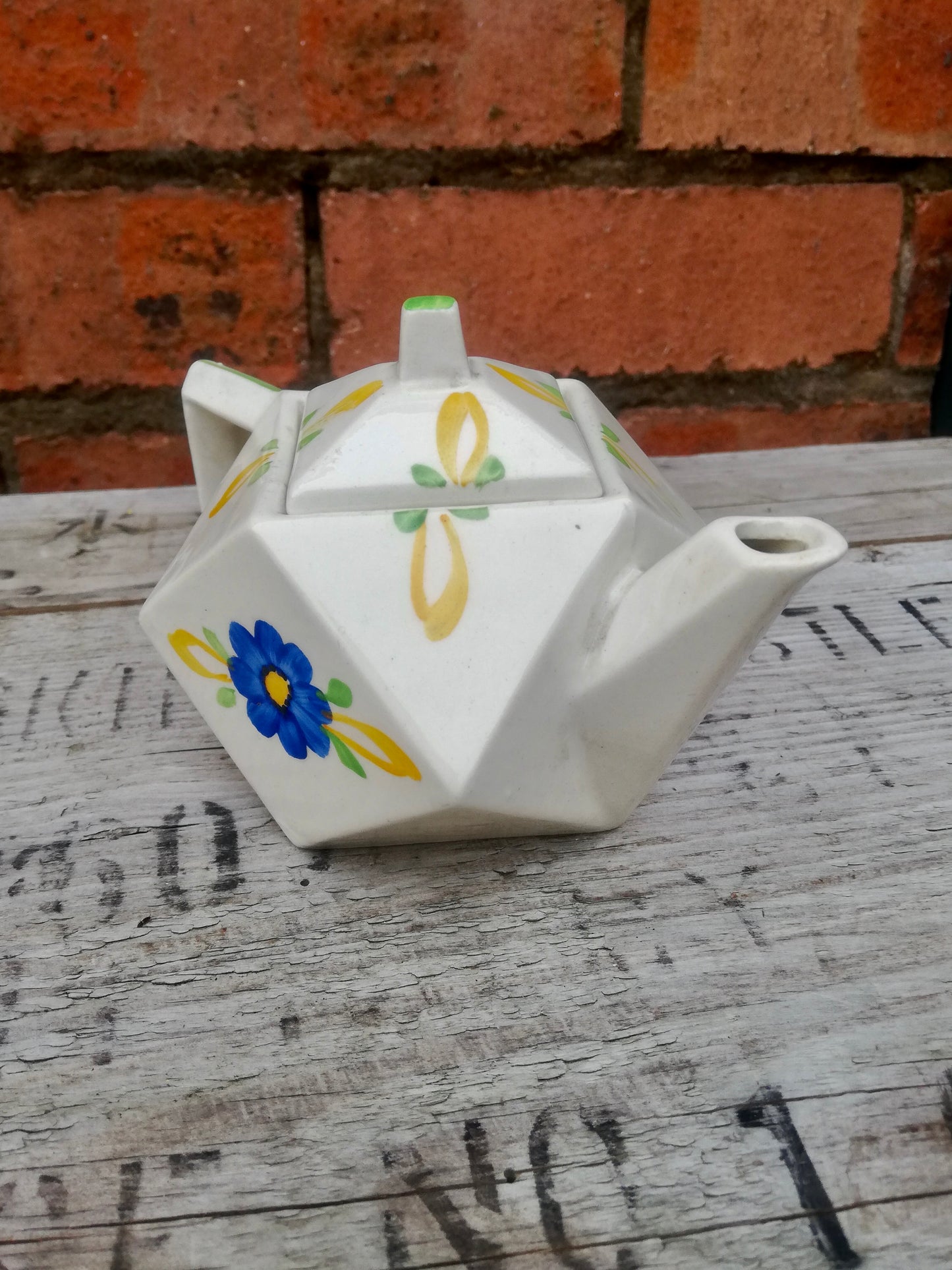 Lovely little vintage geometric 1930's teapot