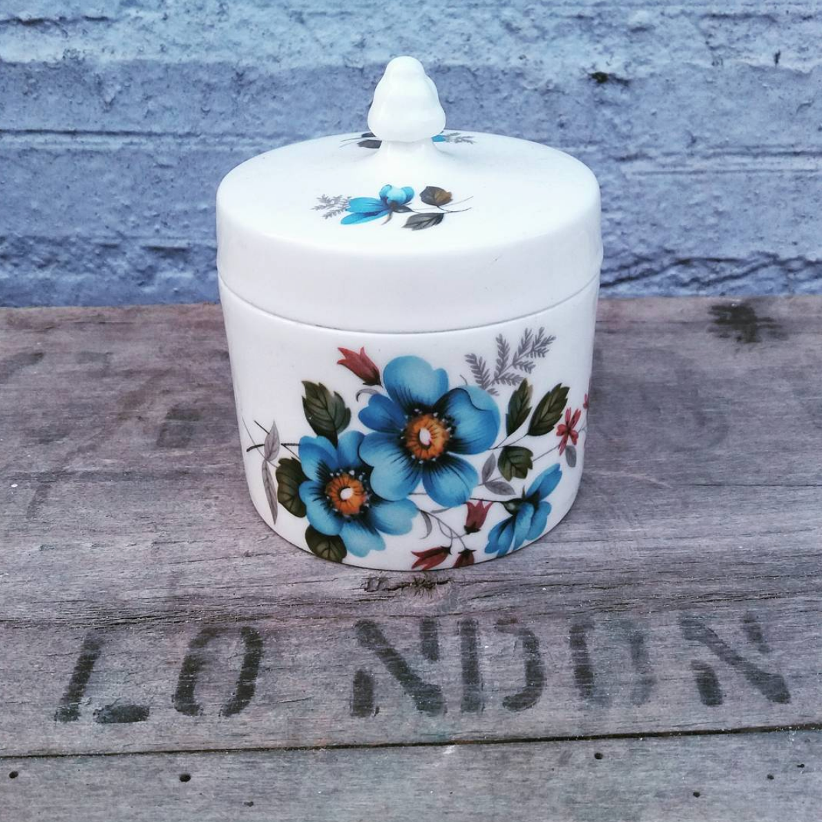 Little blue and white floral lidded pot. 