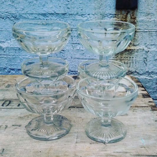 Set of 6 cute vintage glass dessert / pudding / sundae bowls