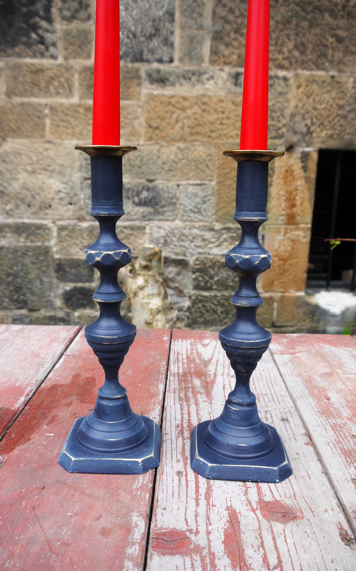 Set of two candlesticks in midnight blue and gold.