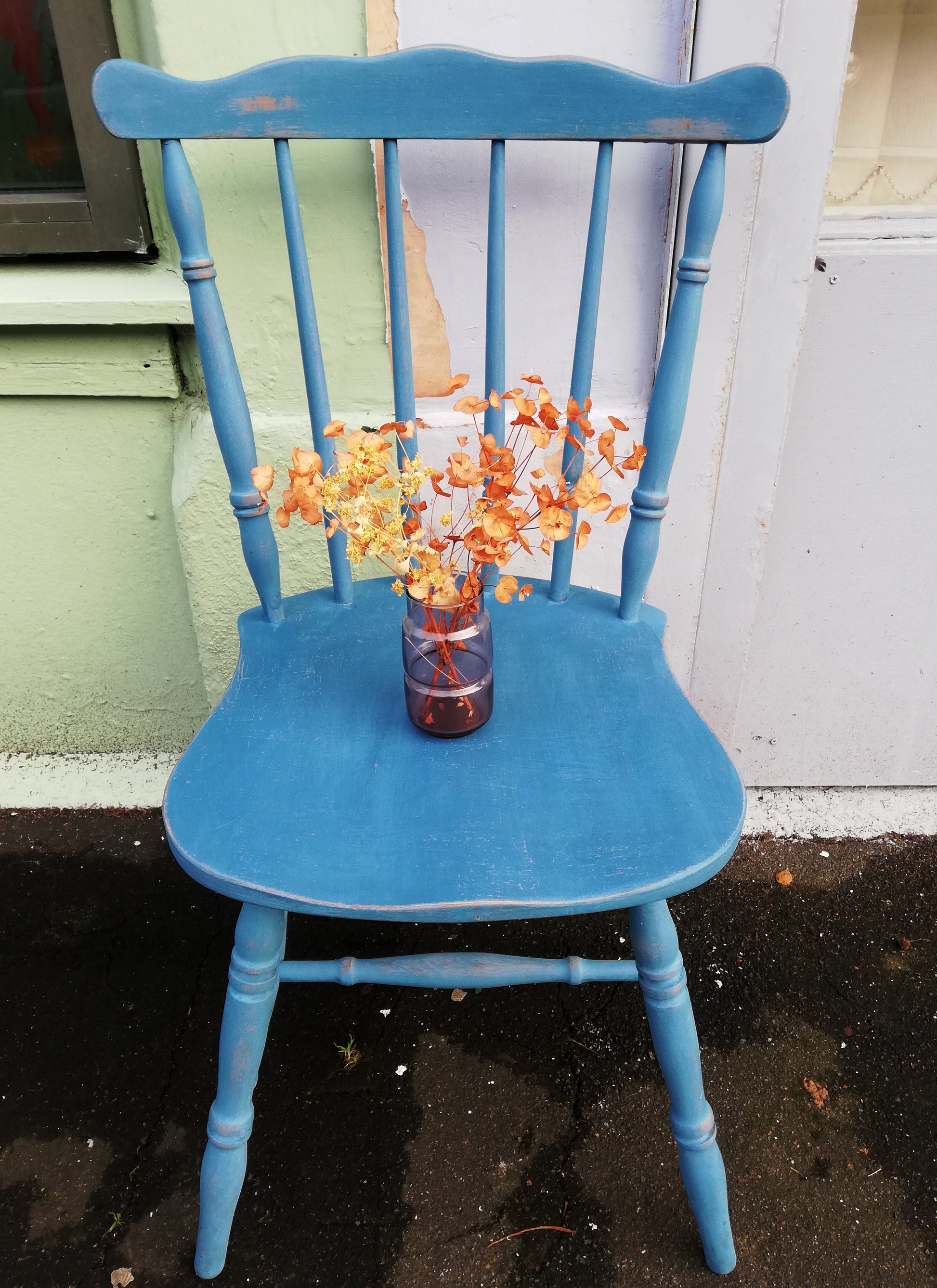 Shabbychic mismatch vintage dining chairs in Fusion Mineral Paint