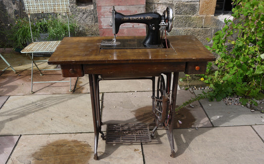 Vintage singer sewing machine and table