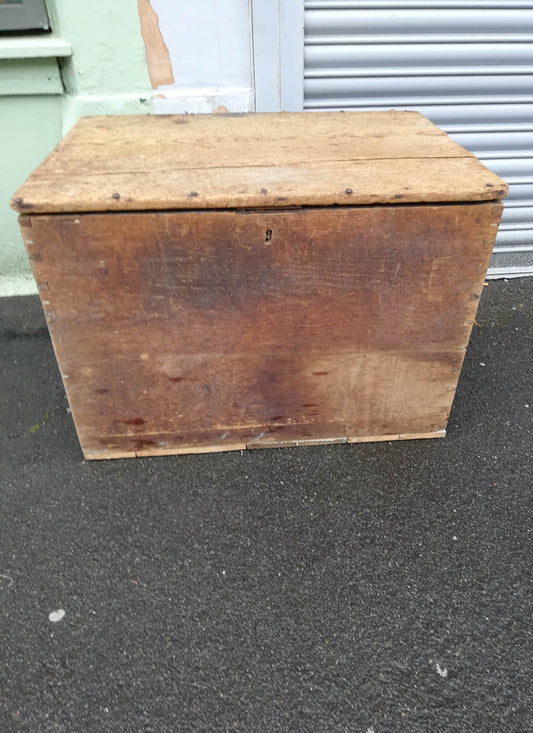 Vintage wooden trunk / coffee table / chest