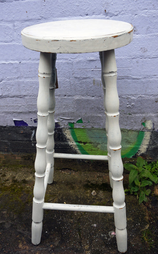 Vintage pine bar stool painted in miss mustard seed milk paint farmhouse white with a vintage finish