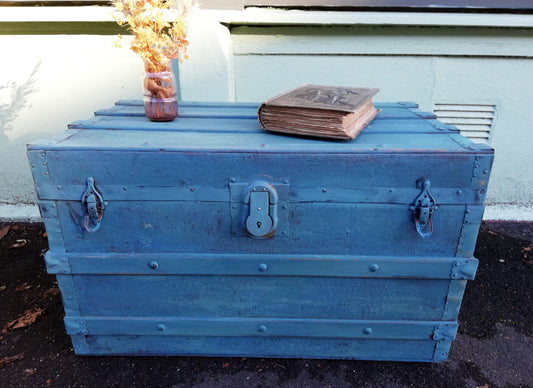 Beautiful vintage steamer trunk / coffee table painted in Miss mustard Seed Milk Paint